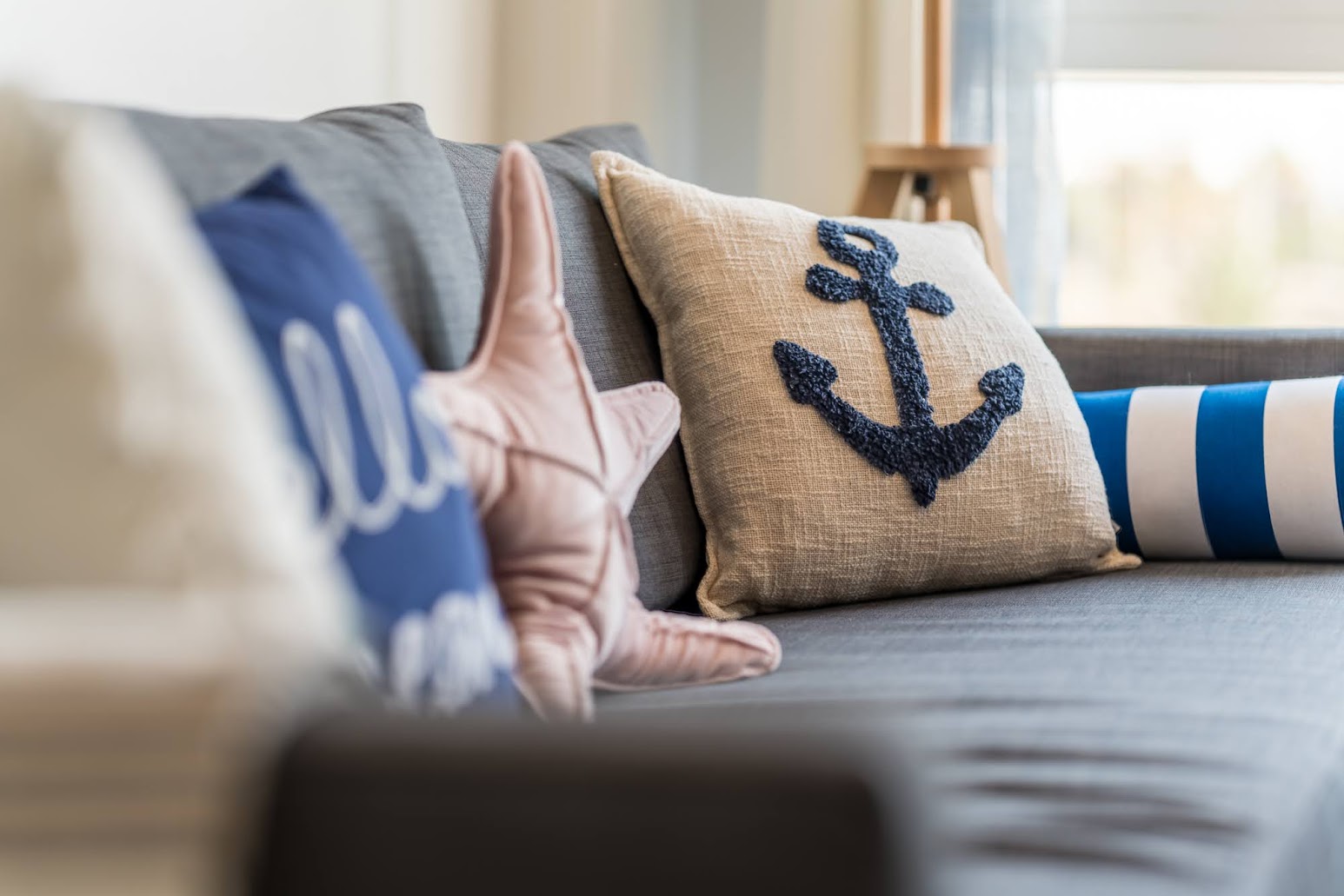 Wnętrze apartamentu Last Beach z marynistycznymi poduszkami